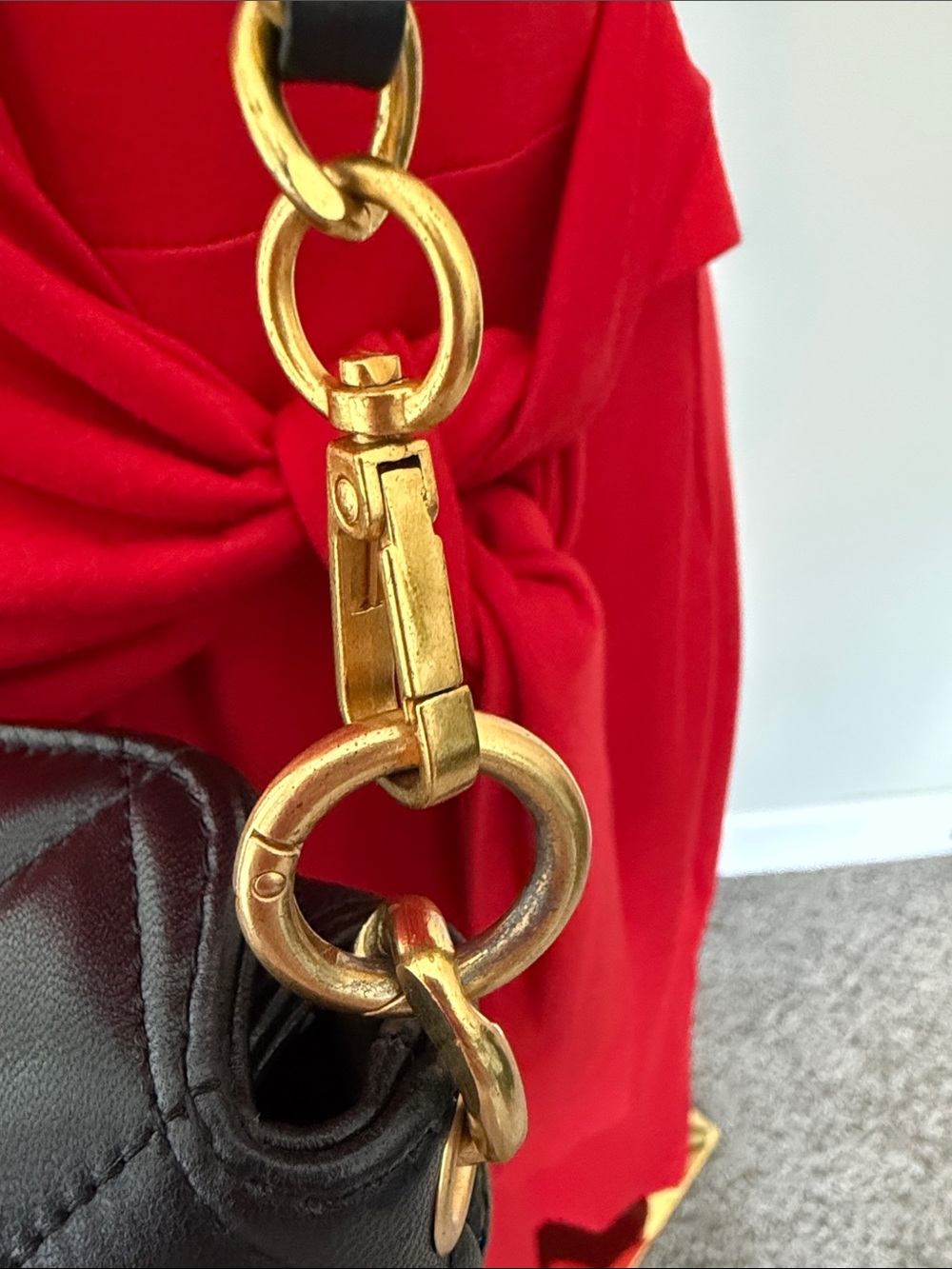 Classic Quilted Black Shoulder Bag with Gold Chain Accents - Picture 3 of 16